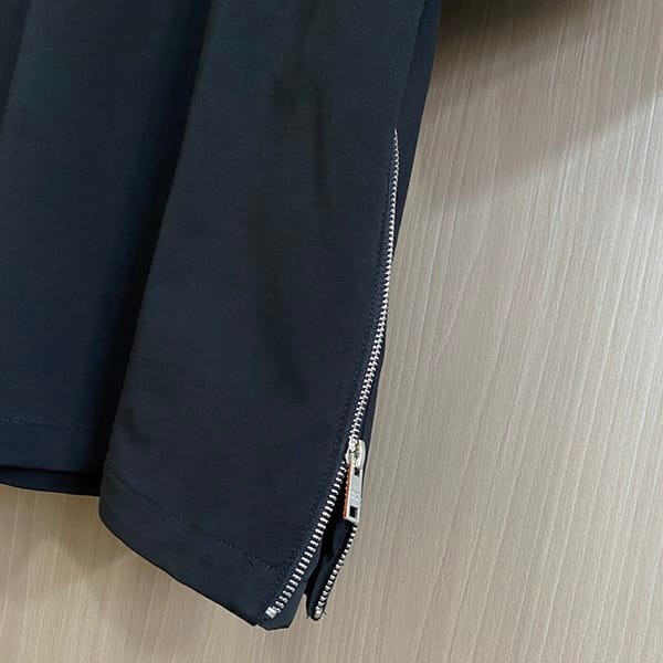 入手困難プラダ トライアングルロゴ コットンTシャツ パロディ ホワイト puz97805